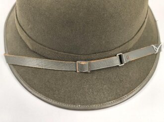 Tropenhelm für Angehörige des Heeres. 2. Modell, im Schweißleder datiert 1942. Kopfgrösse 61 !! Guter Zustand