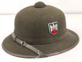 Tropenhelm für Angehörige des Heeres. 2. Modell, im Schweißleder datiert 1942. Kopfgrösse 61 !! Guter Zustand