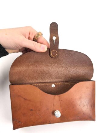 Schweiz, Koppeltasche aus Leder, datiert 1965, Breite 21cm