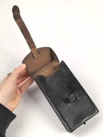 Koppeltasche aus schwarzem Leder, Maße 8,5 x 4 x16cm