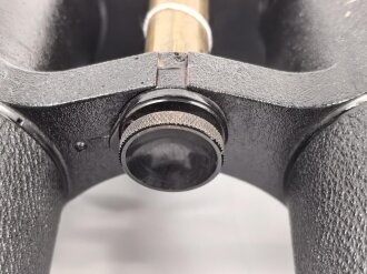 Kriegsmarine , Doppelfernrohr 8 x 60 von Carl Zeiss Jena. Glasklare Durchsicht, rechts ein Kreis, mittig ein Kreuz. Originallack, die Sonnenblenden einwandfrei ausziehbar. Schweres Stück, Gesamthöhe knapp 27cm.