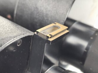 Kriegsmarine , Doppelfernrohr 8 x 60 von Carl Zeiss Jena. Glasklare Durchsicht, rechts ein Kreis, mittig ein Kreuz. Originallack, die Sonnenblenden einwandfrei ausziehbar. Schweres Stück, Gesamthöhe knapp 27cm.