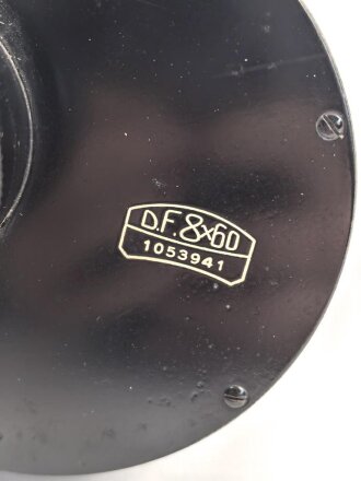 Kriegsmarine , Doppelfernrohr 8 x 60 von Carl Zeiss Jena. Glasklare Durchsicht, rechts ein Kreis, mittig ein Kreuz. Originallack, die Sonnenblenden einwandfrei ausziehbar. Schweres Stück, Gesamthöhe knapp 27cm.