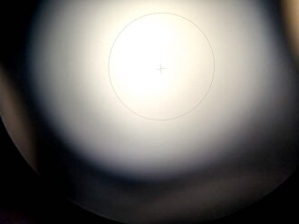 Kriegsmarine , Doppelfernrohr 8 x 60 von Carl Zeiss Jena. Glasklare Durchsicht, rechts ein Kreis, mittig ein Kreuz. Originallack, die Sonnenblenden einwandfrei ausziehbar. Schweres Stück, Gesamthöhe knapp 27cm.