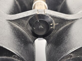 Kriegsmarine , Doppelfernrohr 8 x 60 von Carl Zeiss Jena. Glasklare Durchsicht, rechts ein Kreis, mittig ein Kreuz. Originallack, die Sonnenblenden einwandfrei ausziehbar. Schweres Stück, Gesamthöhe knapp 27cm.