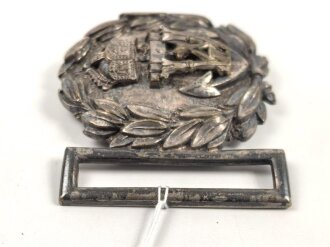 Kaiserliche Marine, silbernes Schloss für die Feldbinde 1. Modell ab 1888. Höhe 50mm, das "W" für Wilhelm ab 1902 ergänzt.