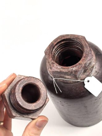 Behälter für Waffenentgiftungsmittel Wehrmacht. Guter Zustand, aus rotbraun melierter Preßmasse,  Höhe 20cm