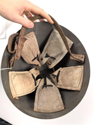 Tschechoslowakei , Stahlhelm Wz32 in gutem Zustand , eher unübliche Lackierung