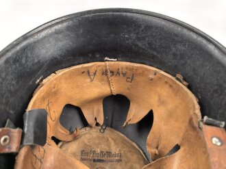 Feuerwehr III.Reich, Stahlhelm Originallack. Nach dem Krieg weiterverwendet. Kinnriemen ergänzt, Leuchtband angebracht, Embleme überklebt.