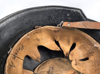 Feuerwehr III.Reich, Stahlhelm Originallack. Nach dem Krieg weiterverwendet. Kinnriemen ergänzt, Leuchtband angebracht, Embleme überklebt.