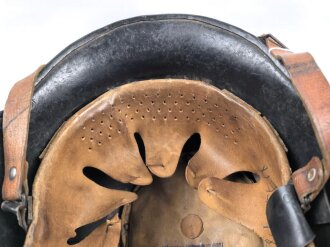 Feuerwehr III.Reich, Stahlhelm Originallack. Nach dem Krieg weiterverwendet. Kinnriemen ergänzt, Leuchtband angebracht, Embleme überklebt.