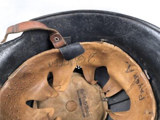 Feuerwehr III.Reich, Stahlhelm Originallack. Nach dem Krieg weiterverwendet. Kinnriemen ergänzt, Leuchtband angebracht, Embleme überklebt.