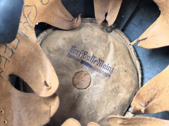 Feuerwehr III.Reich, Stahlhelm Originallack. Nach dem Krieg weiterverwendet. Kinnriemen ergänzt, Leuchtband angebracht, Embleme überklebt.