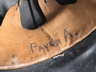 Feuerwehr III.Reich, Stahlhelm Originallack. Nach dem Krieg weiterverwendet. Kinnriemen ergänzt, Leuchtband angebracht, Embleme überklebt.