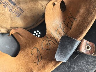 Feuerwehr III.Reich, Stahlhelm Originallack. Nach dem Krieg weiterverwendet. Kinnriemen ergänzt, Leuchtband angebracht, Embleme überklebt.