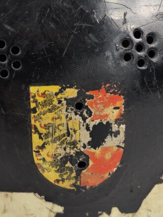 Feuerwehr III.Reich, Stahlhelm Originallack. Nach dem Krieg weiterverwendet. Kinnriemen ergänzt, Leuchtband angebracht, Embleme überklebt.