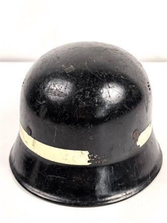 Feuerwehr III.Reich, Stahlhelm Originallack. Nach dem Krieg weiterverwendet. Kinnriemen ergänzt, Leuchtband angebracht, Embleme überklebt.
