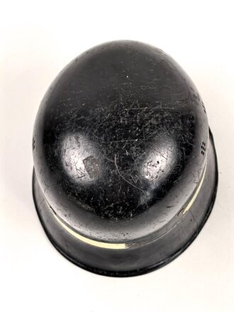 Feuerwehr III.Reich, Stahlhelm Originallack. Nach dem Krieg weiterverwendet. Kinnriemen ergänzt, Leuchtband angebracht, Embleme überklebt.