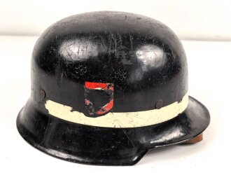 Feuerwehr III.Reich, Stahlhelm Originallack. Nach dem Krieg weiterverwendet. Kinnriemen ergänzt, Leuchtband angebracht, Embleme überklebt.