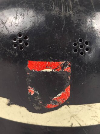 Feuerwehr III.Reich, Stahlhelm Originallack. Nach dem Krieg weiterverwendet. Kinnriemen ergänzt, Leuchtband angebracht, Embleme überklebt.