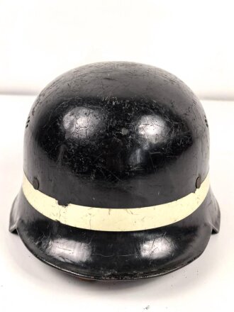 Feuerwehr III.Reich, Stahlhelm Originallack. Nach dem Krieg weiterverwendet. Kinnriemen ergänzt, Leuchtband angebracht, Embleme überklebt.