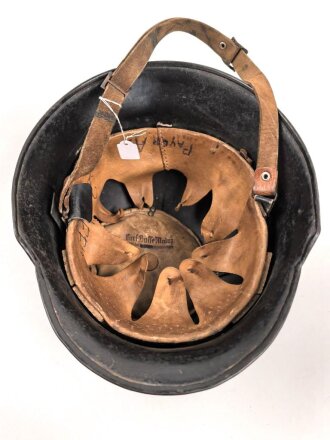 Feuerwehr III.Reich, Stahlhelm Originallack. Nach dem Krieg weiterverwendet. Kinnriemen ergänzt, Leuchtband angebracht, Embleme überklebt.
