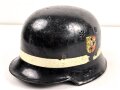 Feuerwehr III.Reich, Stahlhelm Originallack. Nach dem Krieg weiterverwendet. Kinnriemen ergänzt, Leuchtband angebracht, Embleme überklebt.