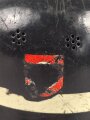 Feuerwehr III.Reich, Stahlhelm Originallack. Nach dem Krieg weiterverwendet. Kinnriemen ergänzt, Leuchtband angebracht, Embleme überklebt.