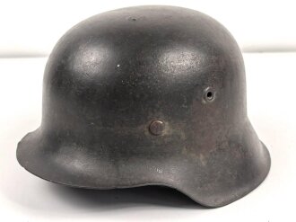 Heer, Stahlhelm Modell 1942. Im allen Teilen originales Stück, das Innenfutter vermutlich vor längerer Zeit gewechselt und defekt. Hersteller EF64, das Emblem entfernt