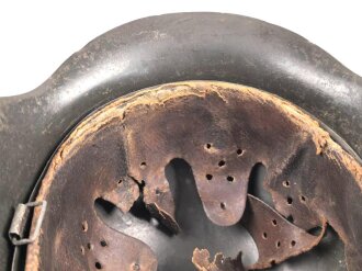 Heer, Stahlhelm Modell 1942. Im allen Teilen originales Stück, das Innenfutter vermutlich vor längerer Zeit gewechselt und defekt. Hersteller EF64, das Emblem entfernt