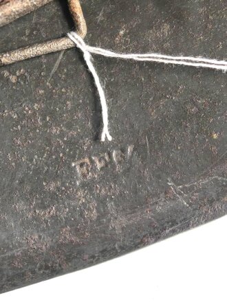 Heer, Stahlhelm Modell 1942. Im allen Teilen originales Stück, das Innenfutter vermutlich vor längerer Zeit gewechselt und defekt. Hersteller EF64, das Emblem entfernt