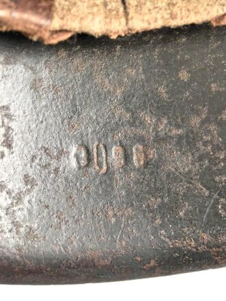 Heer, Stahlhelm Modell 1942. Im allen Teilen originales Stück, das Innenfutter vermutlich vor längerer Zeit gewechselt und defekt. Hersteller EF64, das Emblem entfernt