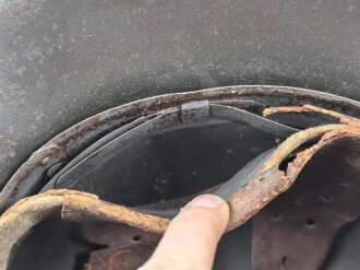 Heer, Stahlhelm Modell 1942. Im allen Teilen originales Stück, das Innenfutter vermutlich vor längerer Zeit gewechselt und defekt. Hersteller EF64, das Emblem entfernt