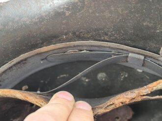 Heer, Stahlhelm Modell 1942. Im allen Teilen originales Stück, das Innenfutter vermutlich vor längerer Zeit gewechselt und defekt. Hersteller EF64, das Emblem entfernt