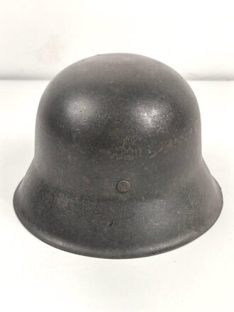 Heer, Stahlhelm Modell 1942. Im allen Teilen originales Stück, das Innenfutter vermutlich vor längerer Zeit gewechselt und defekt. Hersteller EF64, das Emblem entfernt