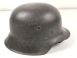 Heer, Stahlhelm Modell 1942. Im allen Teilen originales Stück, das Innenfutter vermutlich vor längerer Zeit gewechselt und defekt. Hersteller EF64, das Emblem entfernt