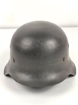 Heer, Stahlhelm Modell 1942. Im allen Teilen originales Stück, das Innenfutter vermutlich vor längerer Zeit gewechselt und defekt. Hersteller EF64, das Emblem entfernt