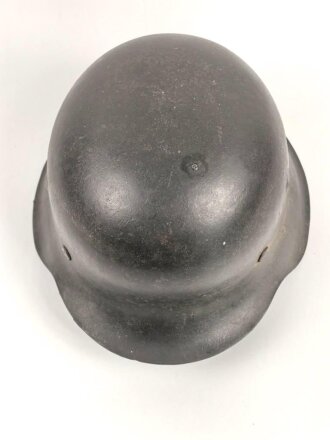 Heer, Stahlhelm Modell 1942. Im allen Teilen originales Stück, das Innenfutter vermutlich vor längerer Zeit gewechselt und defekt. Hersteller EF64, das Emblem entfernt