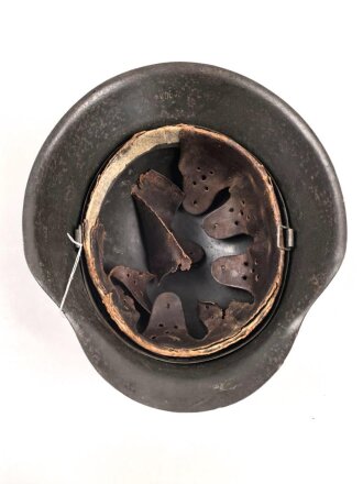 Heer, Stahlhelm Modell 1942. Im allen Teilen originales Stück, das Innenfutter vermutlich vor längerer Zeit gewechselt und defekt. Hersteller EF64, das Emblem entfernt