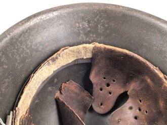 Heer, Stahlhelm Modell 1942. Im allen Teilen originales Stück, das Innenfutter vermutlich vor längerer Zeit gewechselt und defekt. Hersteller EF64, das Emblem entfernt