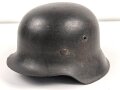 Heer, Stahlhelm Modell 1942. Im allen Teilen originales Stück, das Innenfutter vermutlich vor längerer Zeit gewechselt und defekt. Hersteller EF64, das Emblem entfernt