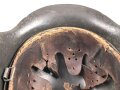 Heer, Stahlhelm Modell 1942. Im allen Teilen originales Stück, das Innenfutter vermutlich vor längerer Zeit gewechselt und defekt. Hersteller EF64, das Emblem entfernt