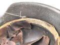 Heer, Stahlhelm Modell 1942. Im allen Teilen originales Stück, das Innenfutter vermutlich vor längerer Zeit gewechselt und defekt. Hersteller EF64, das Emblem entfernt