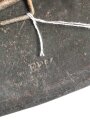 Heer, Stahlhelm Modell 1942. Im allen Teilen originales Stück, das Innenfutter vermutlich vor längerer Zeit gewechselt und defekt. Hersteller EF64, das Emblem entfernt