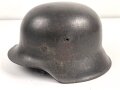 Heer, Stahlhelm Modell 1942. Im allen Teilen originales Stück, das Innenfutter vermutlich vor längerer Zeit gewechselt und defekt. Hersteller EF64, das Emblem entfernt