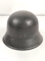 Heer, Stahlhelm Modell 1942. Im allen Teilen originales Stück, das Innenfutter vermutlich vor längerer Zeit gewechselt und defekt. Hersteller EF64, das Emblem entfernt