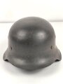 Heer, Stahlhelm Modell 1942. Im allen Teilen originales Stück, das Innenfutter vermutlich vor längerer Zeit gewechselt und defekt. Hersteller EF64, das Emblem entfernt