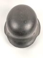 Heer, Stahlhelm Modell 1942. Im allen Teilen originales Stück, das Innenfutter vermutlich vor längerer Zeit gewechselt und defekt. Hersteller EF64, das Emblem entfernt