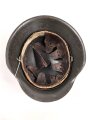 Heer, Stahlhelm Modell 1942. Im allen Teilen originales Stück, das Innenfutter vermutlich vor längerer Zeit gewechselt und defekt. Hersteller EF64, das Emblem entfernt