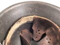 Heer, Stahlhelm Modell 1942. Im allen Teilen originales Stück, das Innenfutter vermutlich vor längerer Zeit gewechselt und defekt. Hersteller EF64, das Emblem entfernt